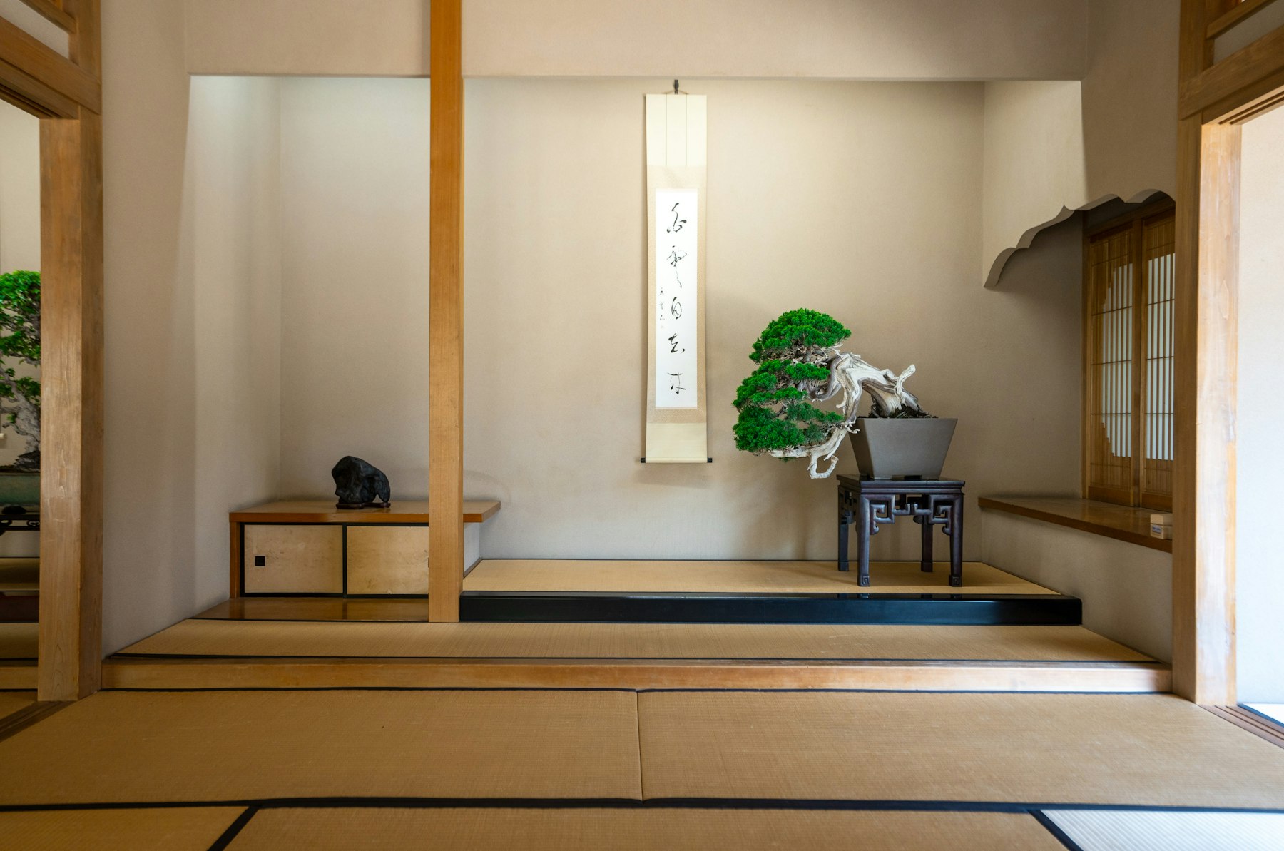 茶室の床の間：掛軸、盆栽、障子の光